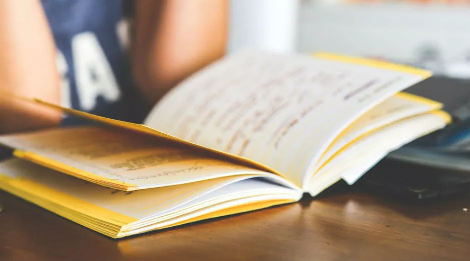 Jovens ensinam empreendedorismo para moradores da periferia de SP